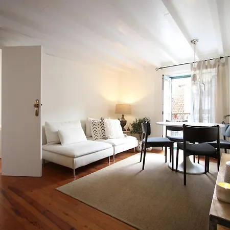 Chic Urban Retreat At Downtown With Balcony & Views, 5th-floor No Lift Lisbon