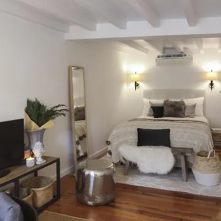 Apartment Chic Urban Retreat At Downtown With Balcony & Views, 5th-floor No Lift Lisbon