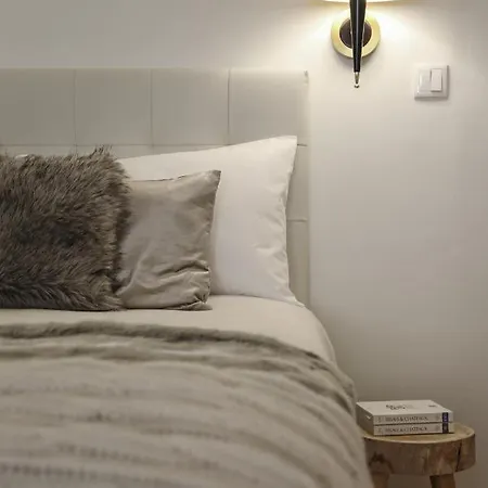 Apartment Chic Urban Retreat At Downtown With Balcony & Views, 5th-floor No Lift *