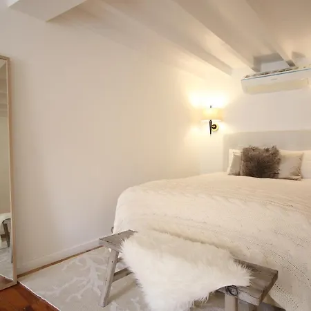 Chic Urban Retreat At Downtown With Balcony & Views, 5th-floor No Lift Apartment