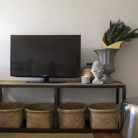 Apartment Chic Urban Retreat At Downtown With Balcony & Views, 5th-floor No Lift Lisbon
