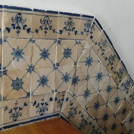 Chic Urban Retreat At Downtown With Balcony & Views, 5th-floor No Lift Apartment Lisbon