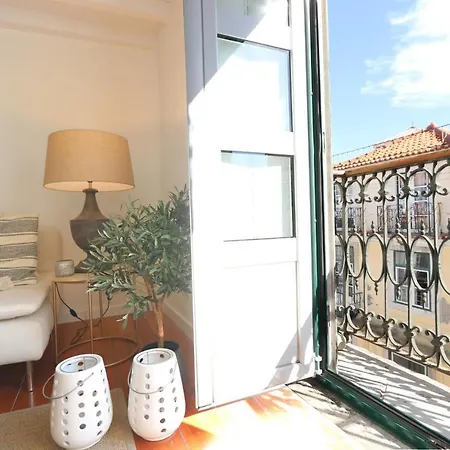 Chic Urban Retreat At Downtown With Balcony & Views, 5th-floor No Lift