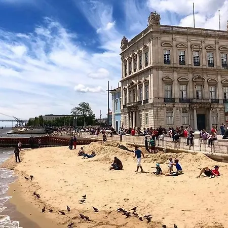 Chic Urban Retreat At Downtown With Balcony & Views, 5th-floor No Lift Lisboa