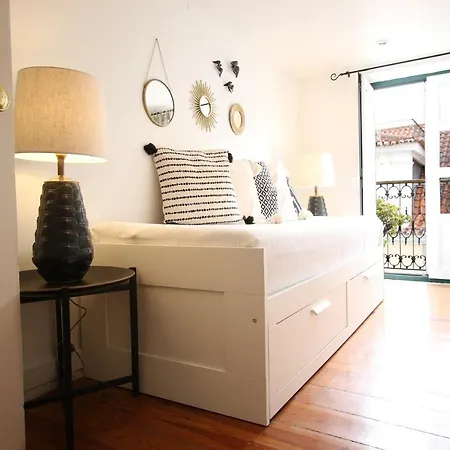 Apartment Chic Urban Retreat At Downtown With Balcony & Views, 5th-floor No Lift