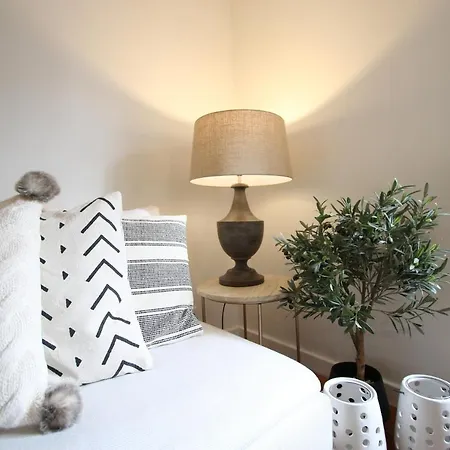 Chic Urban Retreat At Downtown With Balcony & Views, 5th-floor No Lift Apartman