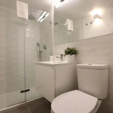 Chic Urban Retreat At Downtown With Balcony & Views, 5th-floor No Lift Lisbona